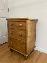 Load image into Gallery viewer, Antique English Pine Linen Bin