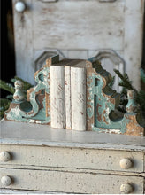 Load image into Gallery viewer, Olde World Corbels Set of 2